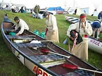 Voyageurs get ready to race to Frog Portage (140kb)