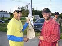 Solomon Carriere with prize paddle (119kb)