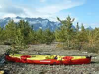 canoe_at_confluence_camp_tatandalsek.jpg (115kb)